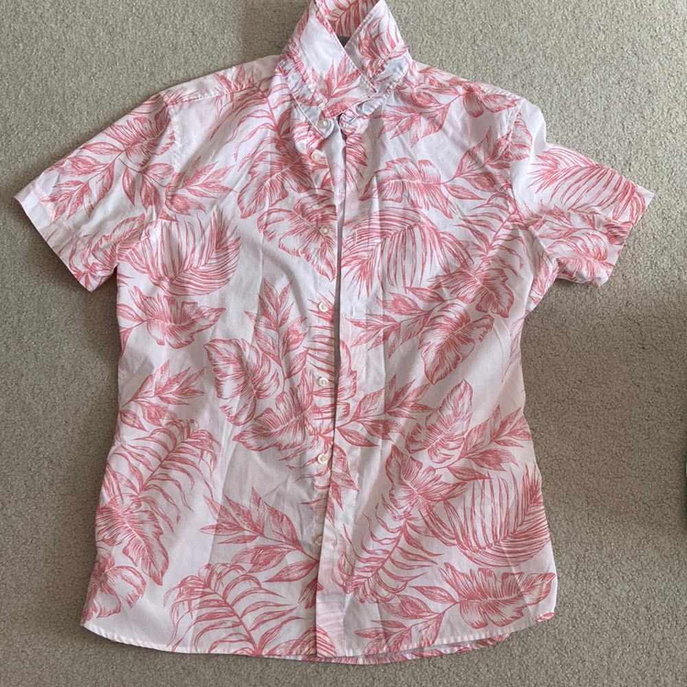 Red and White Leaf Patterned Button Down Size M